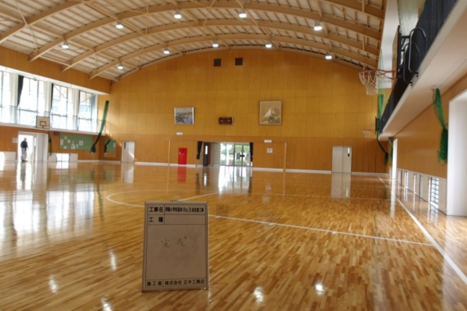 周陽小学校体育館床改修工事の画像